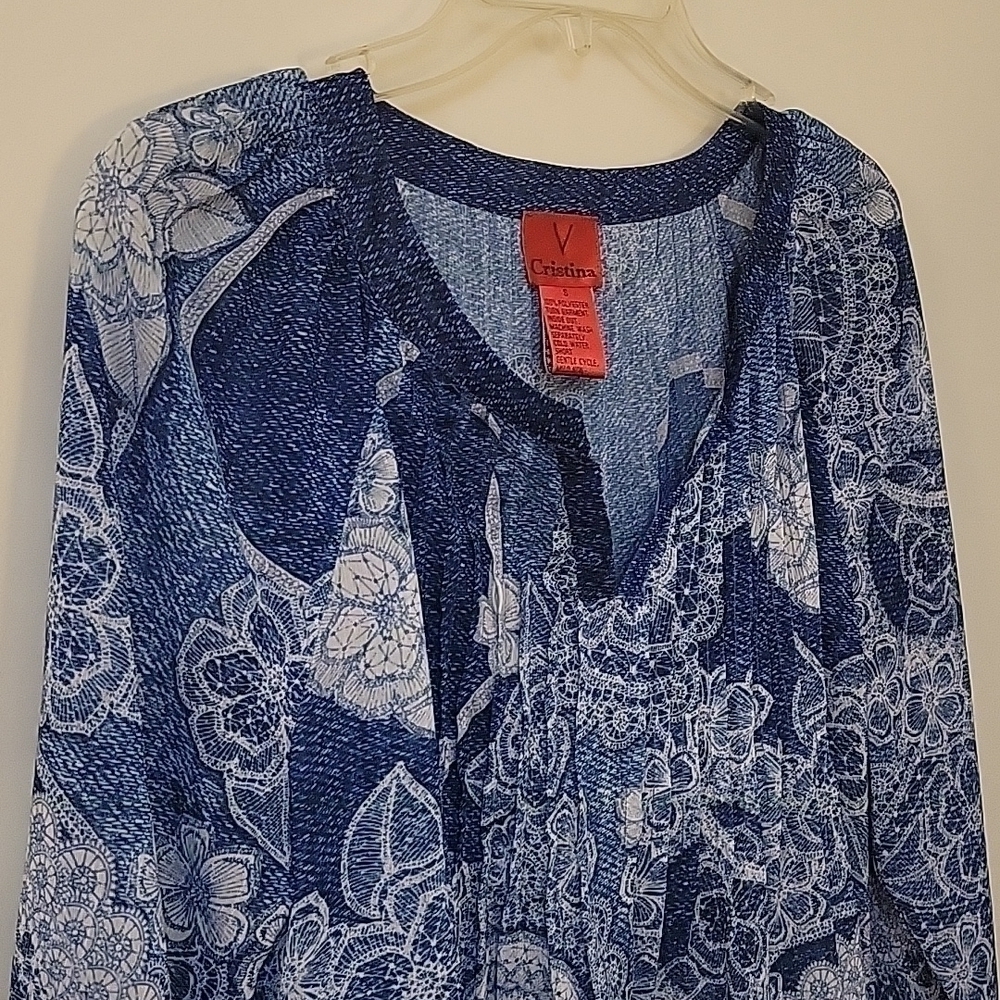 V CRISTINA Floral Scalloped Split Neck Sheer Pintucked Blouse - Picture 5 of 8